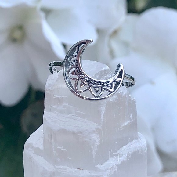 925 Sterling Silver Crescent Moon Ring in Sizes 5-10 - Picture 8 of 13